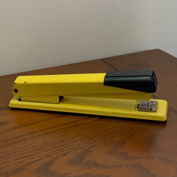 Mid Century Pale YELLOW SWINGLINE STAPLER Model 401, Vintage Stapler - Picture 1 of 9